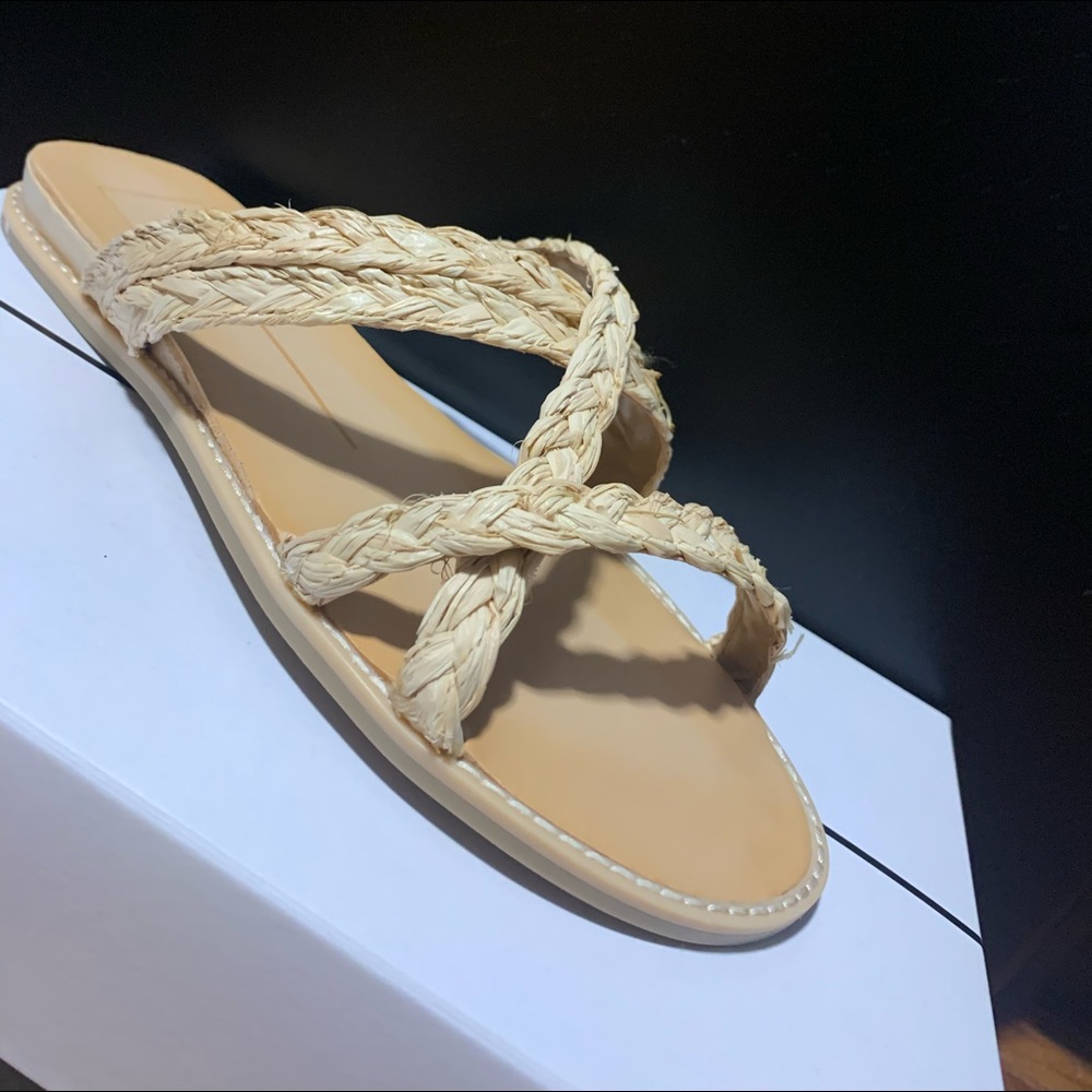 **BRAND NEW NEVER WORN** dolce vita slides🌼